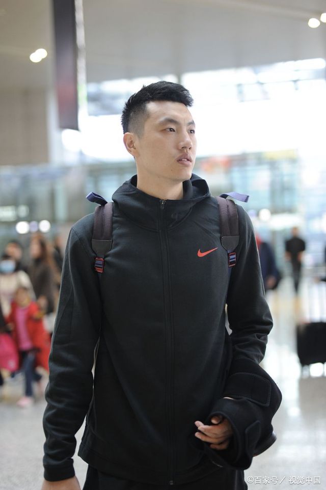 一身运动装的翟晓川,走路带风,十分亮眼.